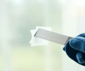 Jak usunąć taśmę piankową z okna